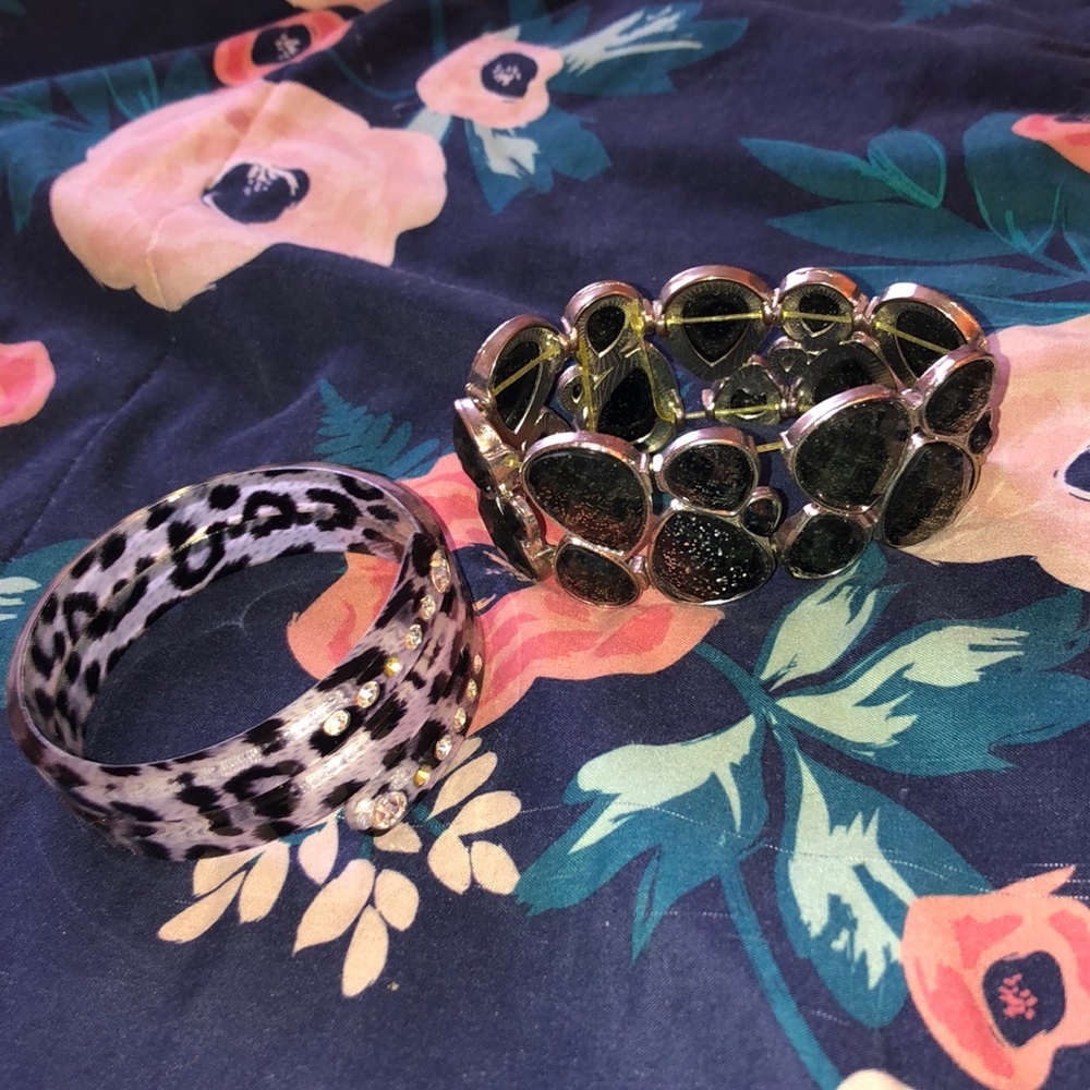 2 Bracelets